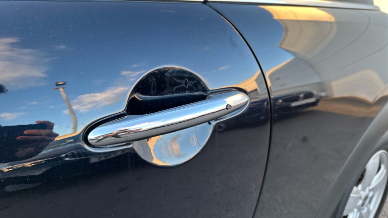 MINI Hatchback 1.5 Cooper Classic 3dr Auto [Comfort/Nav Pack] Petrol Hatchback